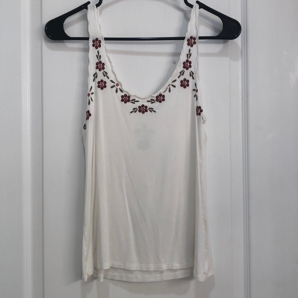 🌸 AE Soft & Sexy White Flower Tank Top 🌸